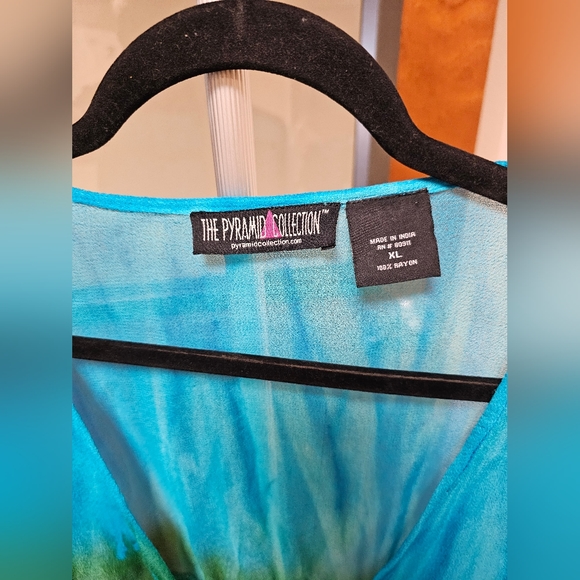 The pyramid collection tie dyed tie front top - Picture 4 of 5